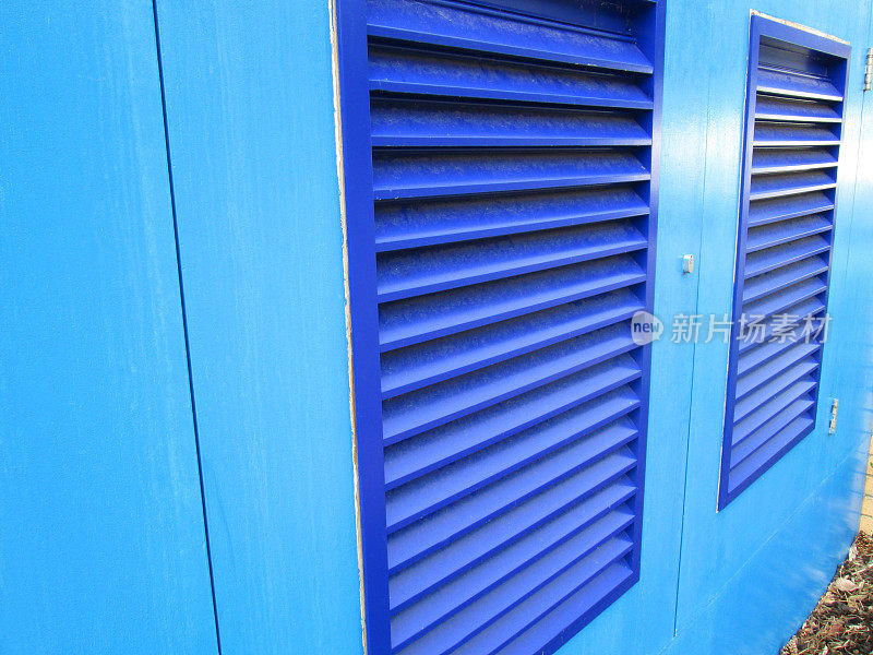皇家蓝色的罗浮门/百叶窗，绿松石木制的柜门形象